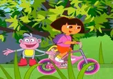 Dora en bicicleta por la montaña